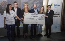 Representantes de la Federación Esapñaola de Padres de Niños con Cáncer en el acto de entrega de la recaudación