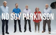 Imagen de varias personas de pie tapadas en la parte de la cintura por el rótulo "NO SOY PARKINSON"