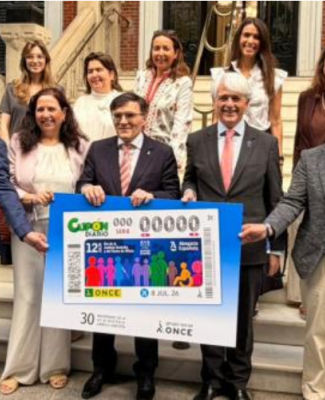 Foto de familia en el acto de presentación del cupón dedicado al  Día de la Justicia Gratuita y del Turno de Oficio
