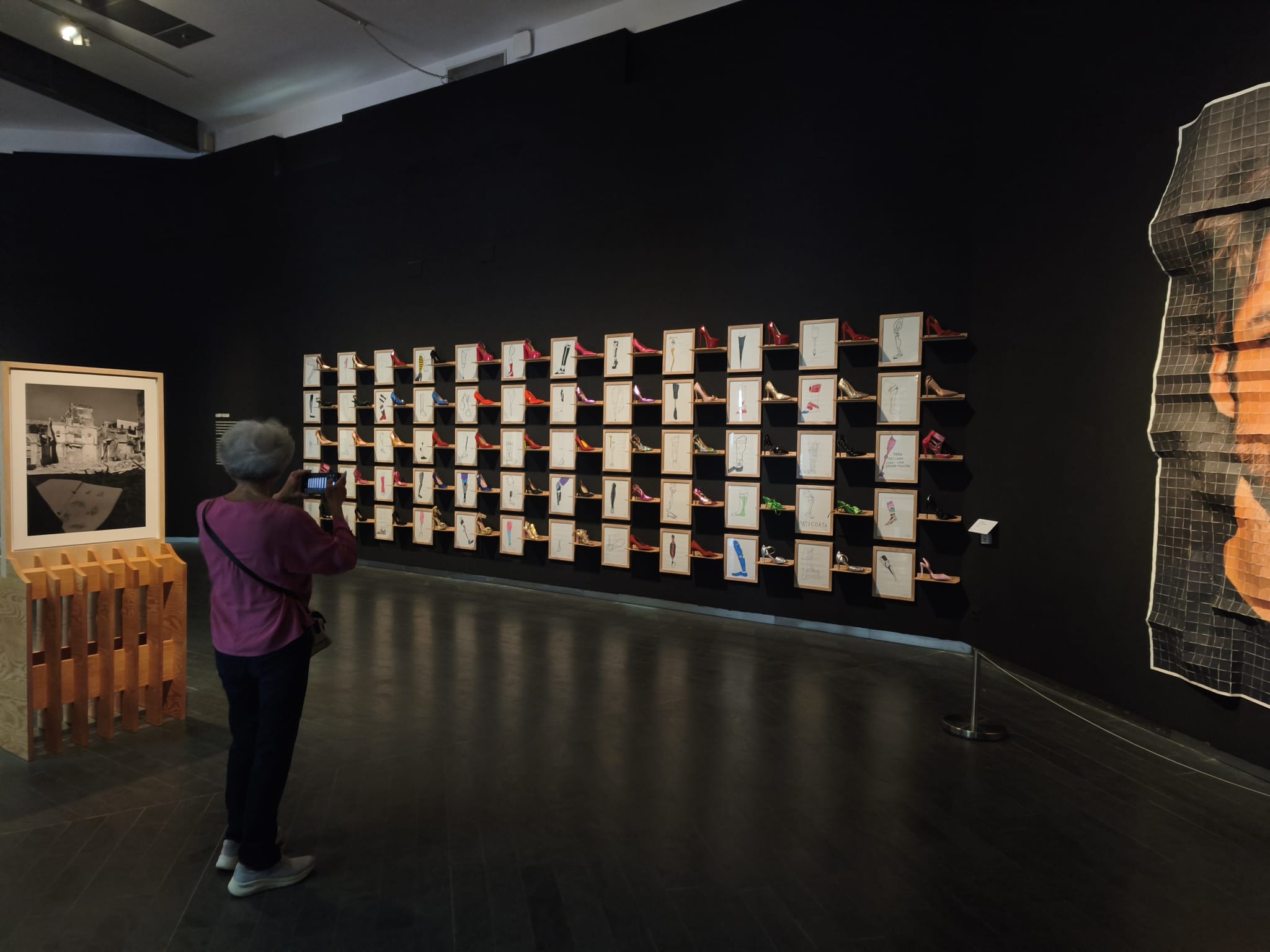 Mujer de espaldas mirando la exposición 