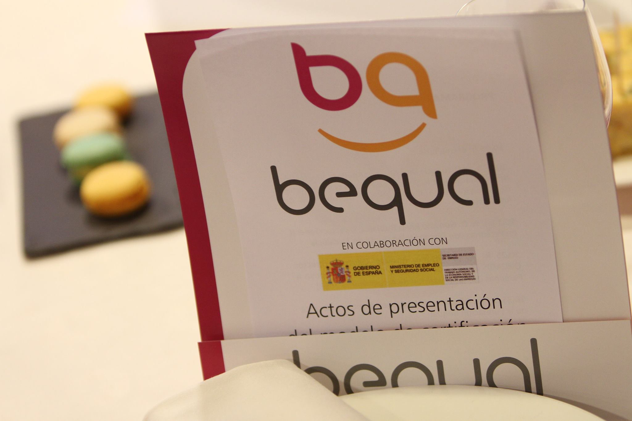 Foto de un folleto de Bequal