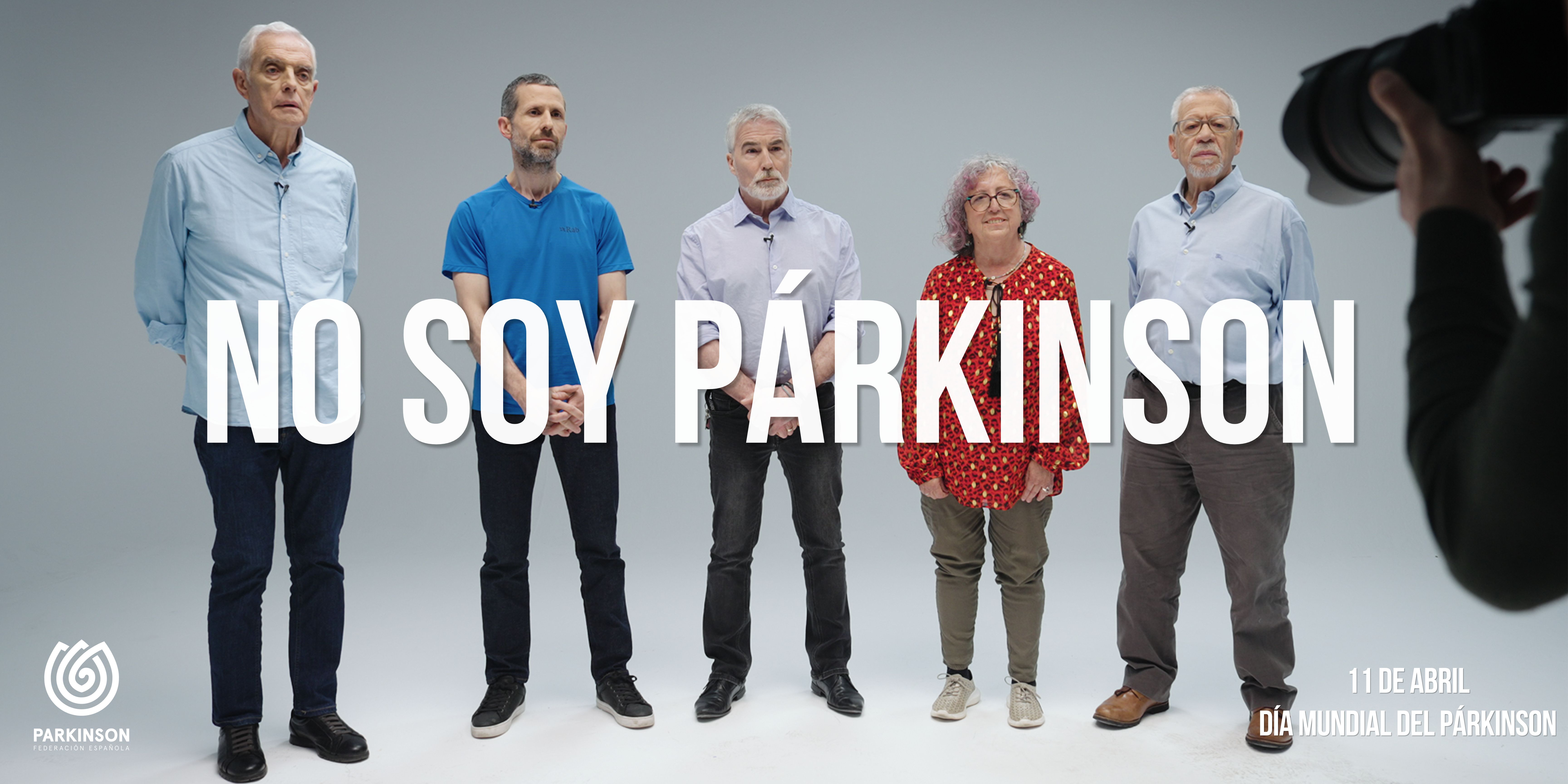 Imagen de varias personas de pie tapadas en la parte de la cintura por el rótulo "NO SOY PARKINSON"