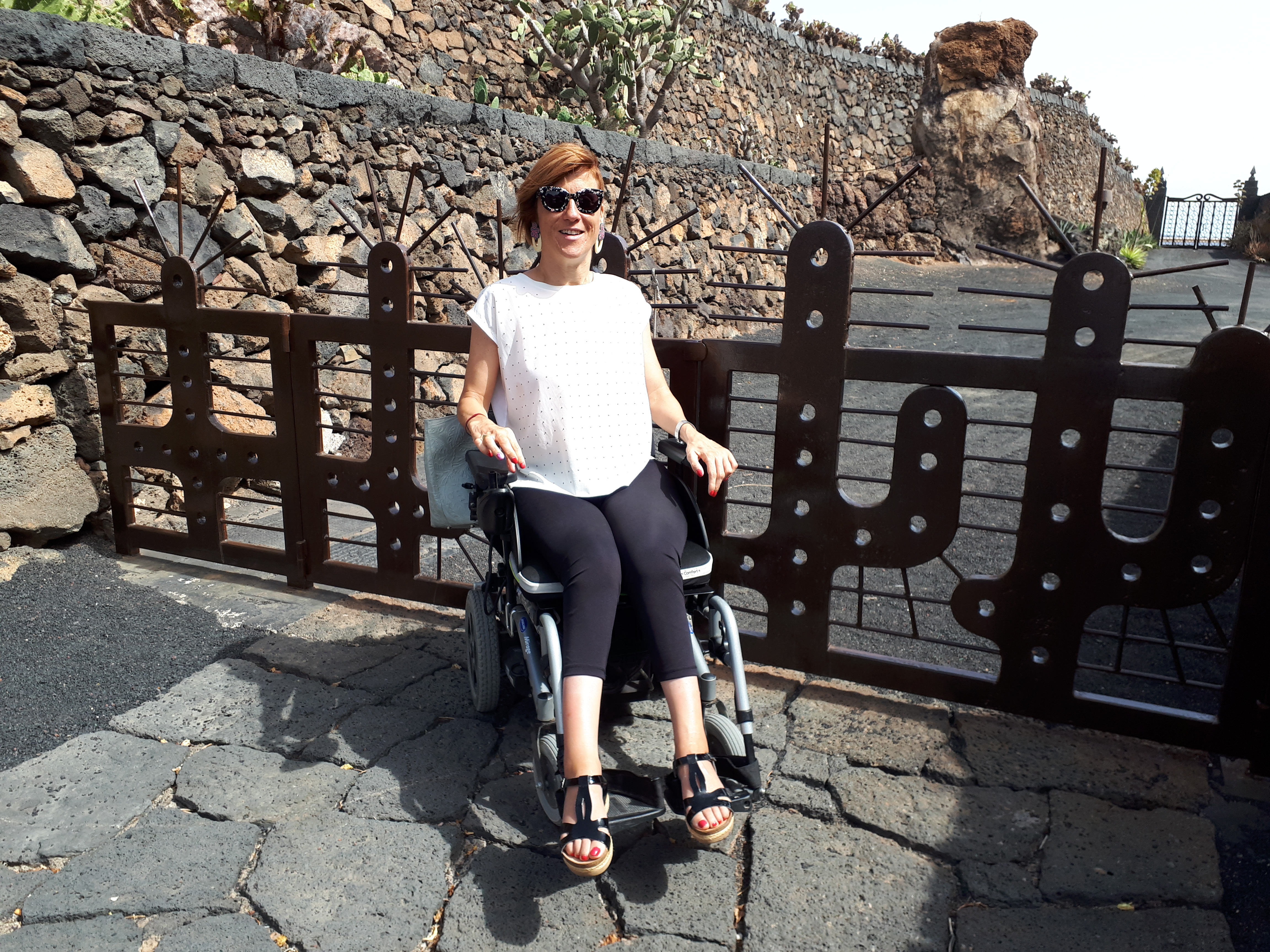 Foto de Yolanda en su silla de ruedas