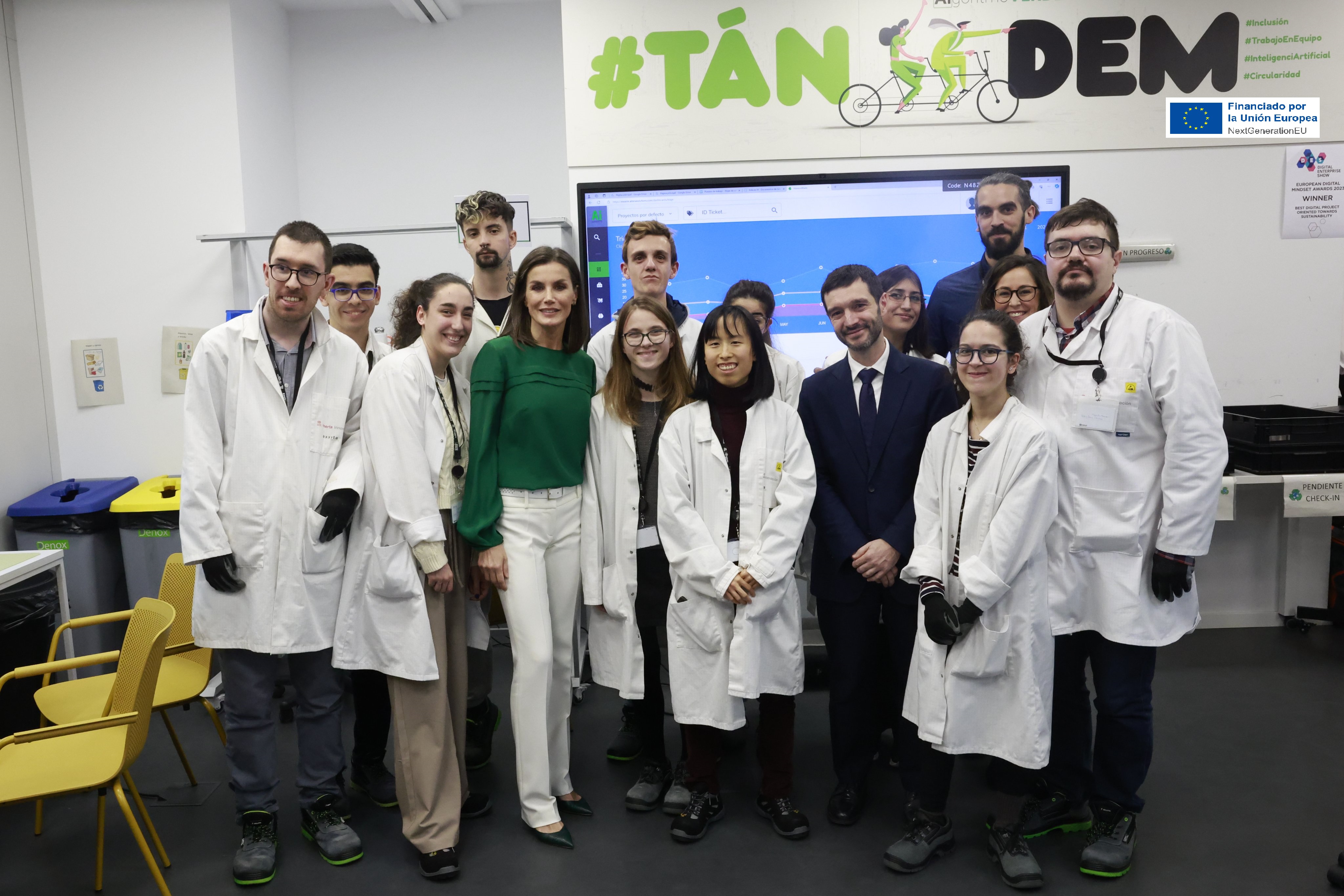 Foto de grupo de los alumnos de Tandem Algoritmo Verde con la reina Letizia, que les visitó tras la entrega de los Premios Discapnet