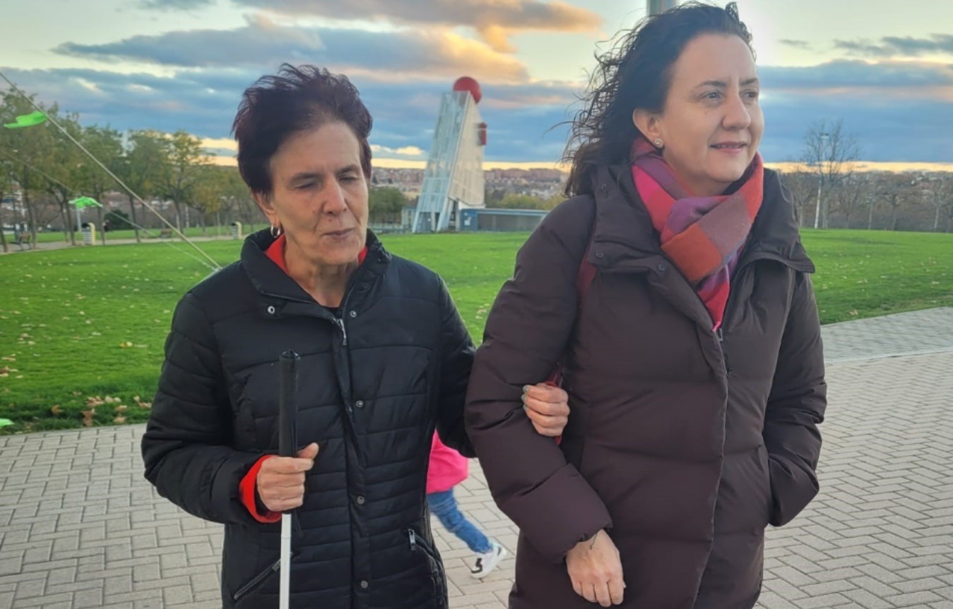 Foto de María José y Pilar durante uno de sus paseos por Madrid