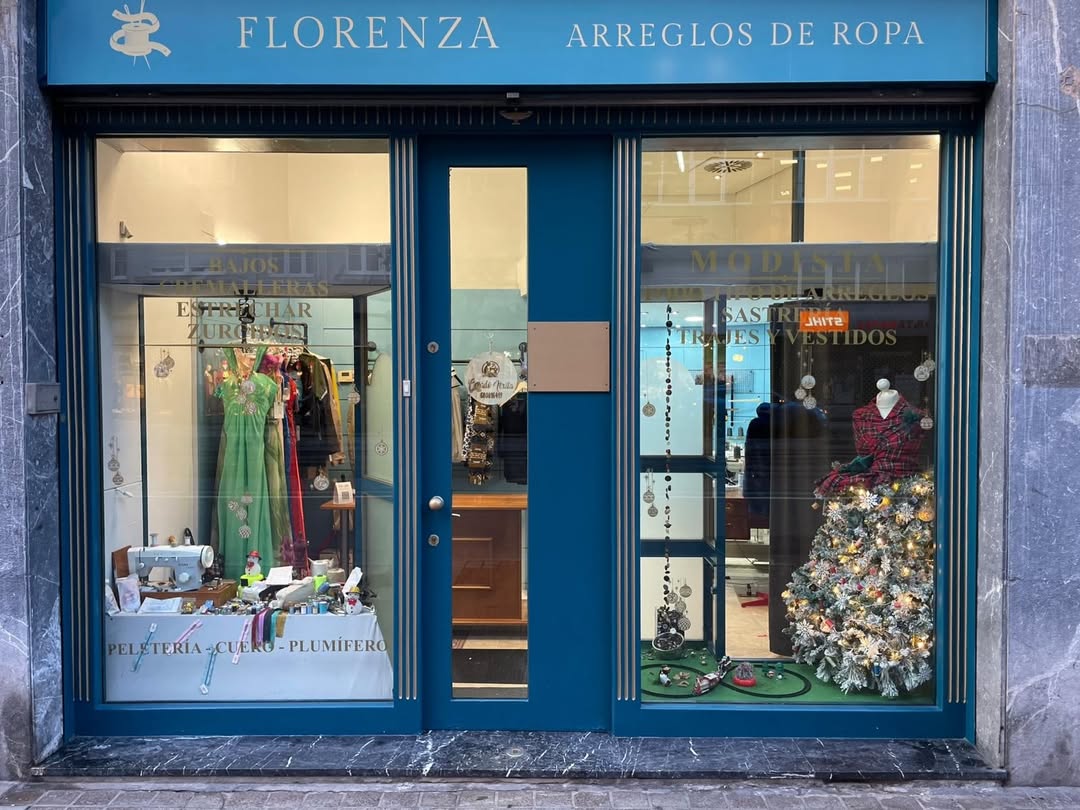 Puerta acristalada de la tienda de Angélica 