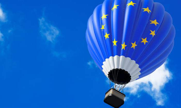 Imagen de un globo aerostático con el logo de la Unión Europea