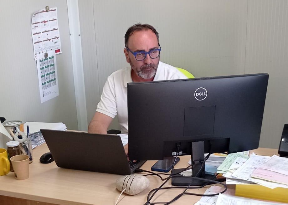 Antonio trabajando con pantallas de ordenador