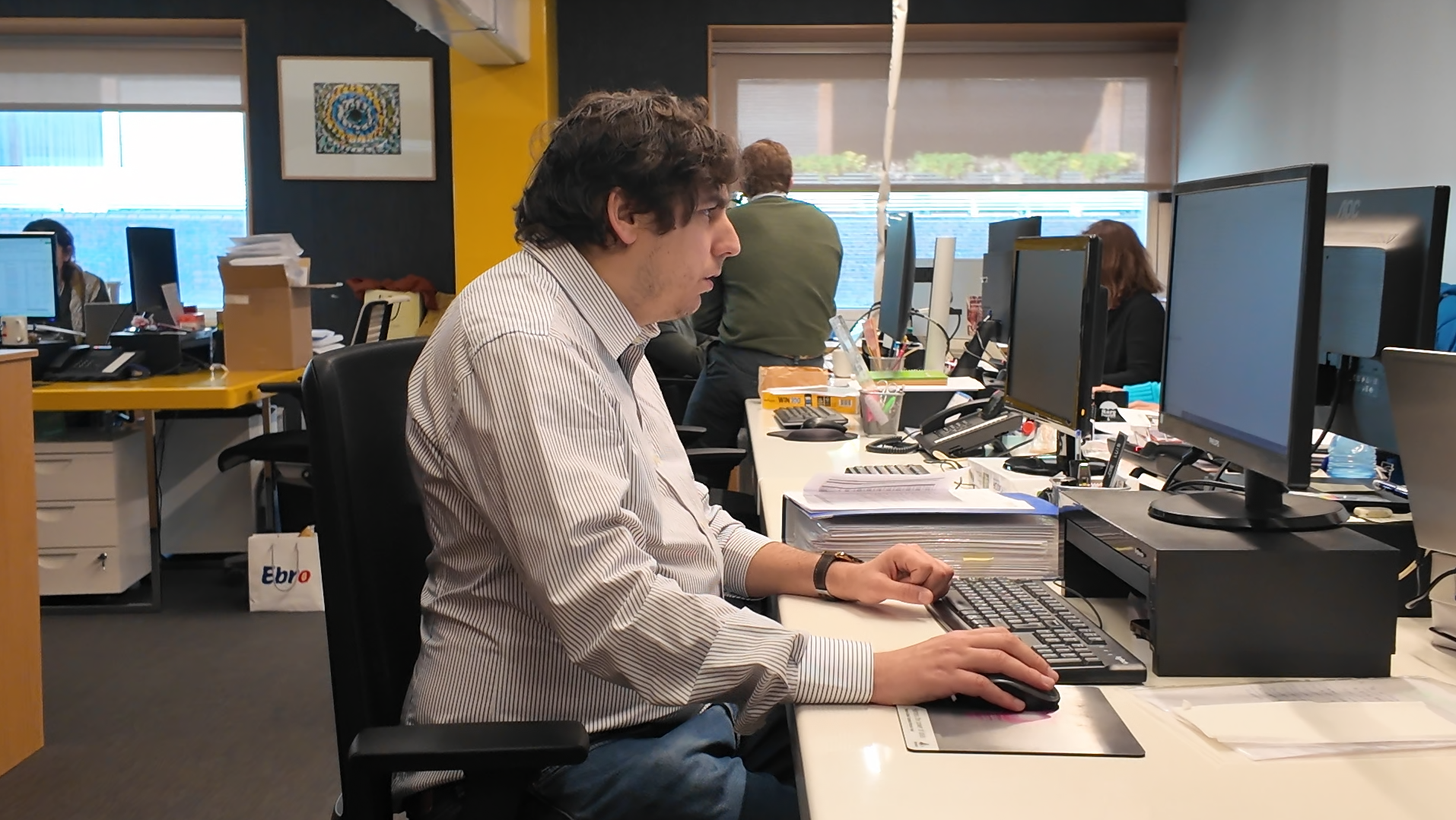 Foto de Borja trabajando ante un ordenador 