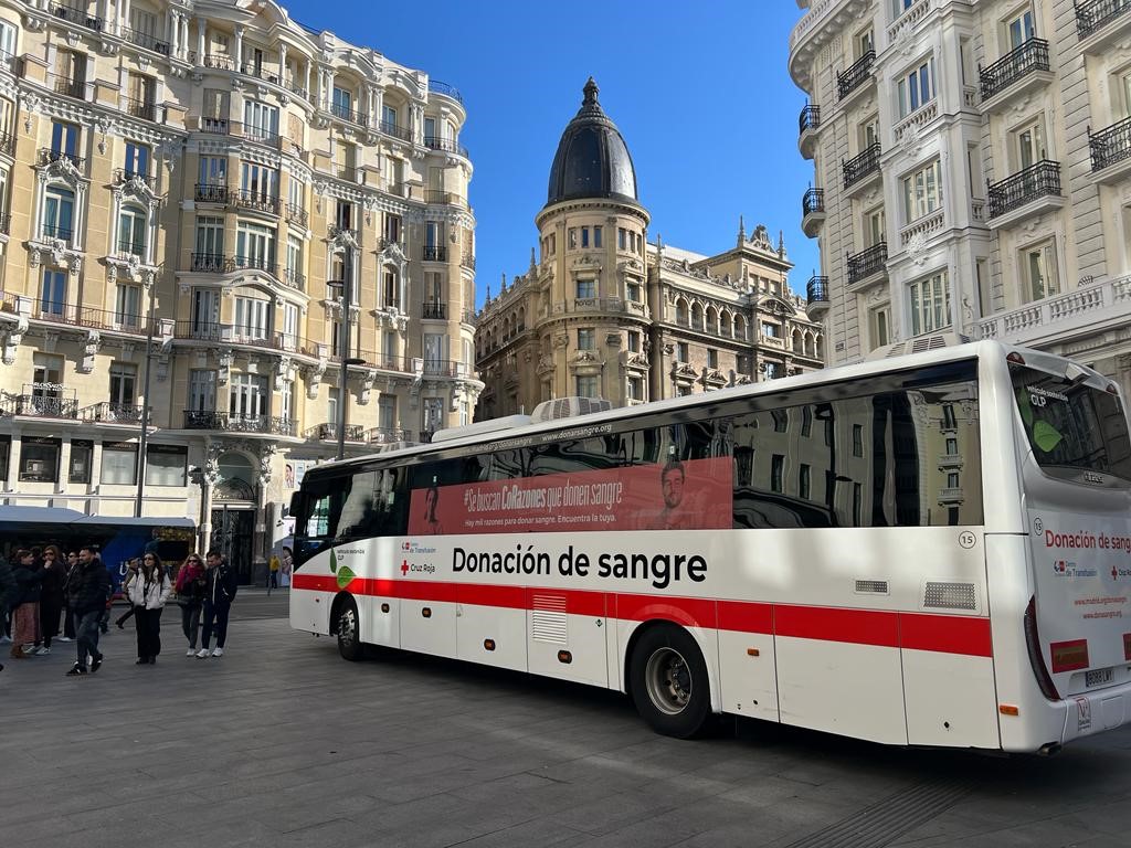 Bus de donación de sangre en el centro de Madrid 
