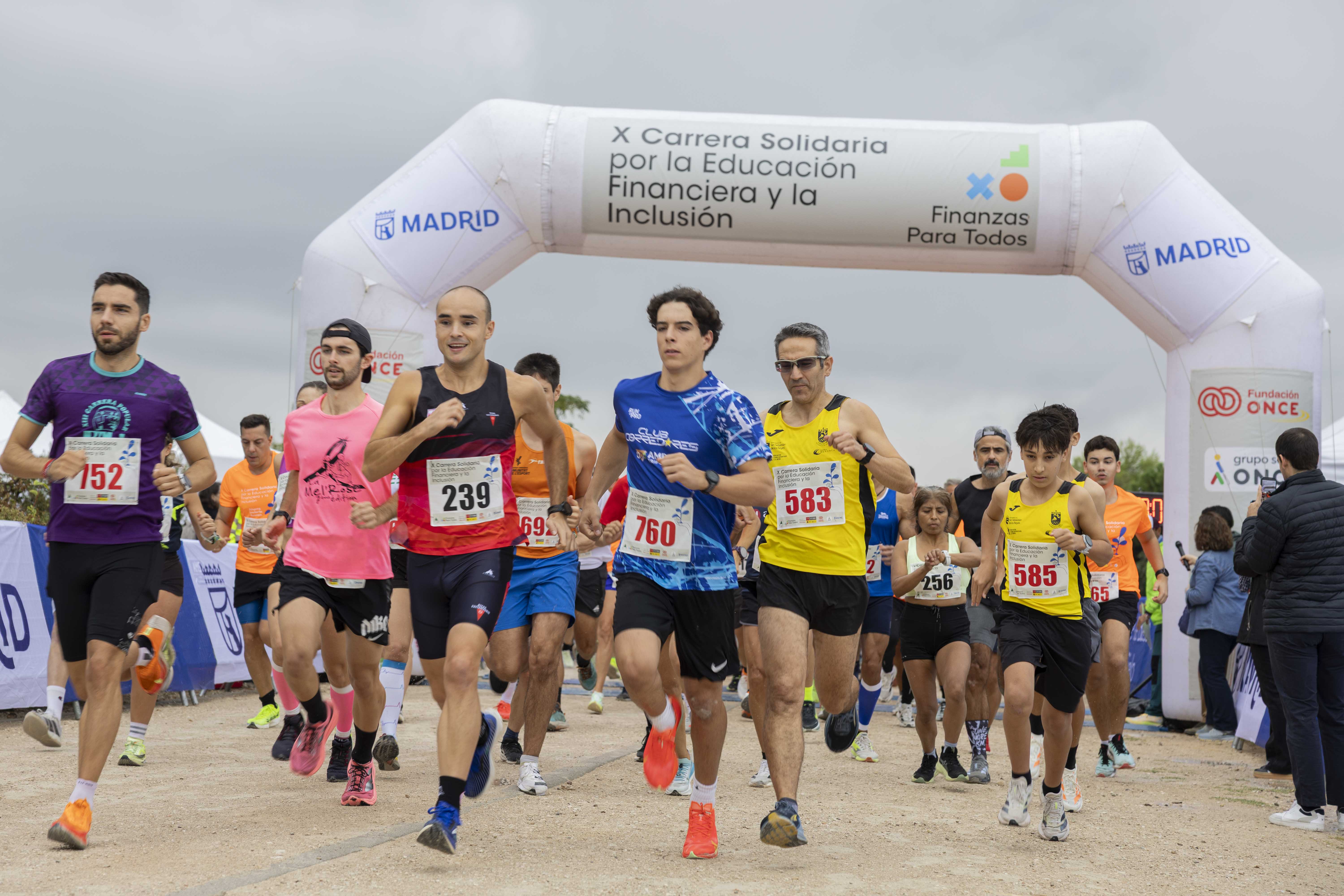 Corredores participando en la carrera