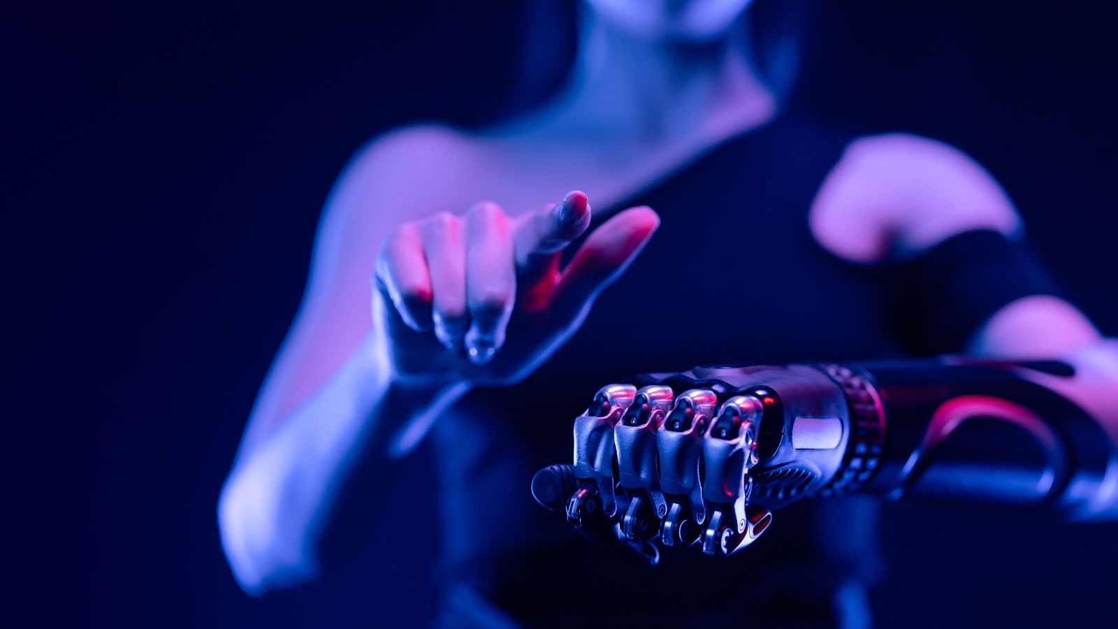 Imagen de una mano robótica sosteniendo un micrófono