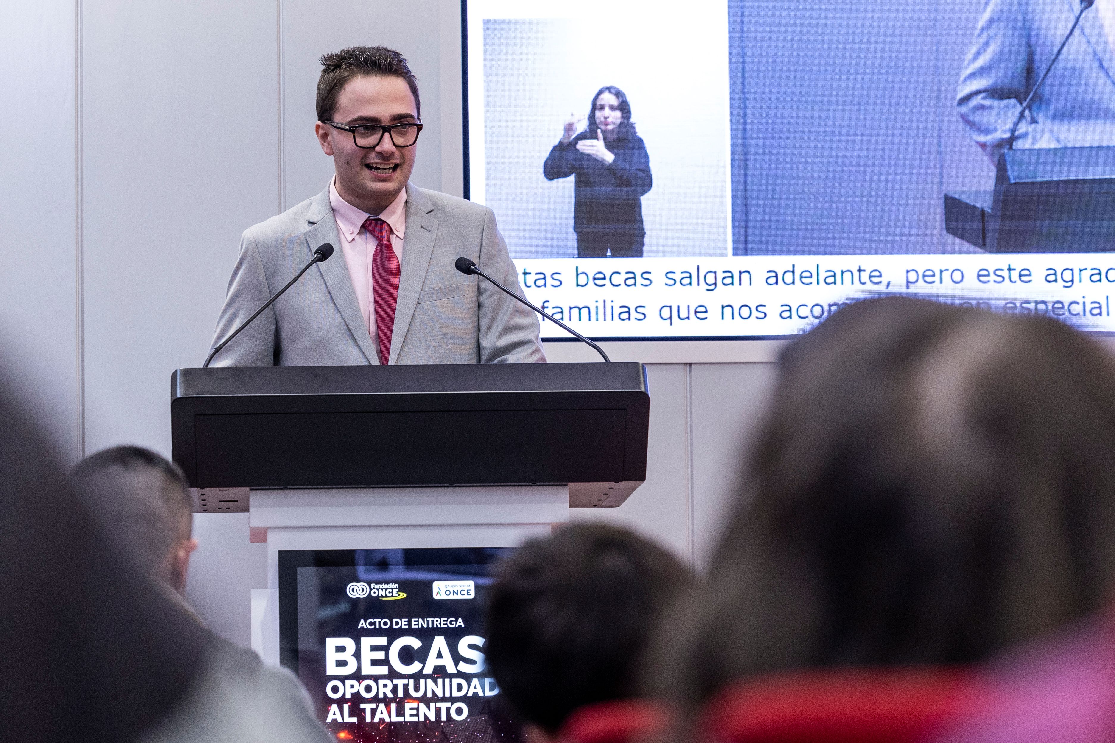 Javier interviniendo en atril el día de la entrega de becas 