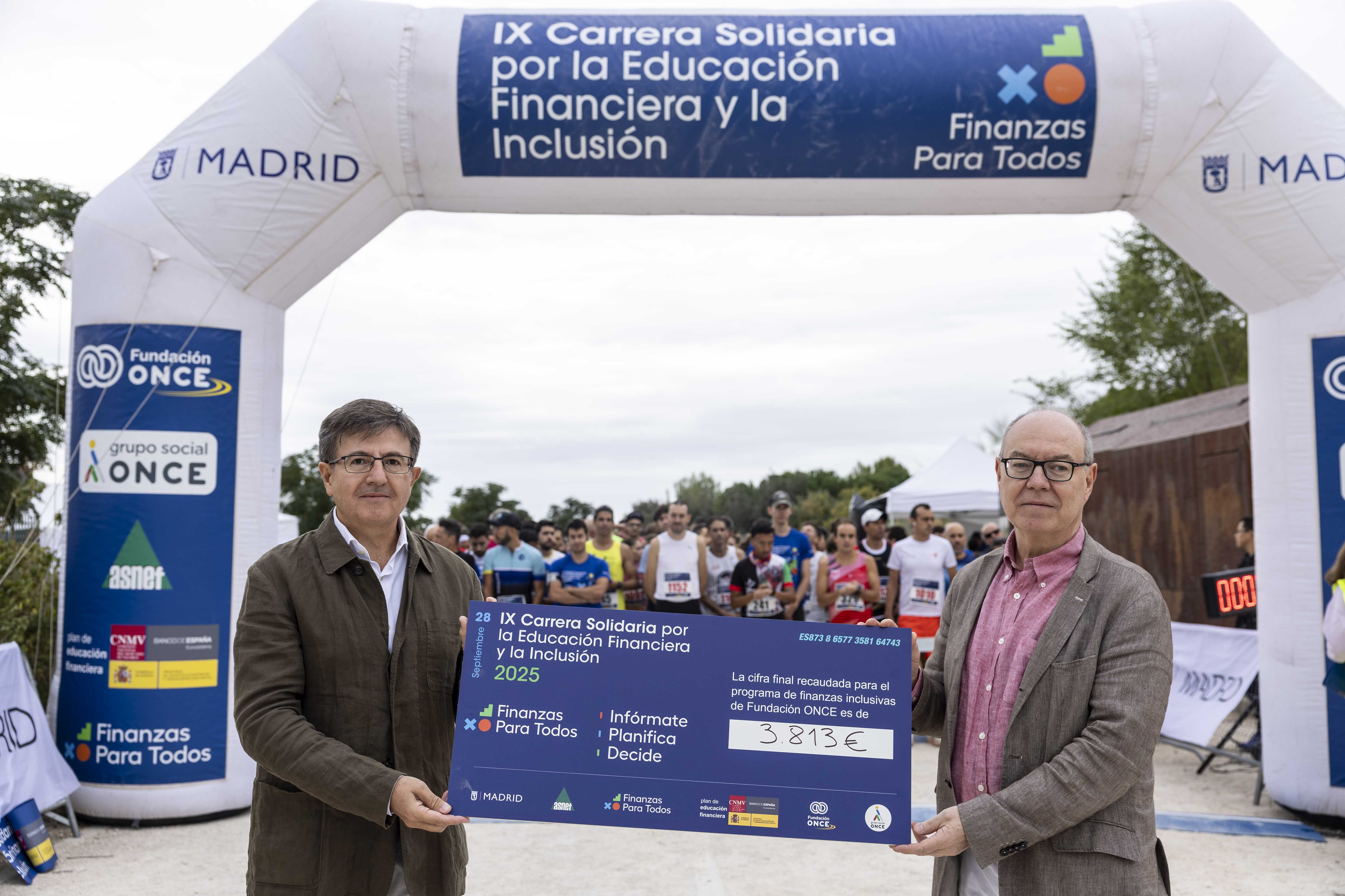 Foto de la entrega del cheque del dinero recaudado a Fundación ONCE