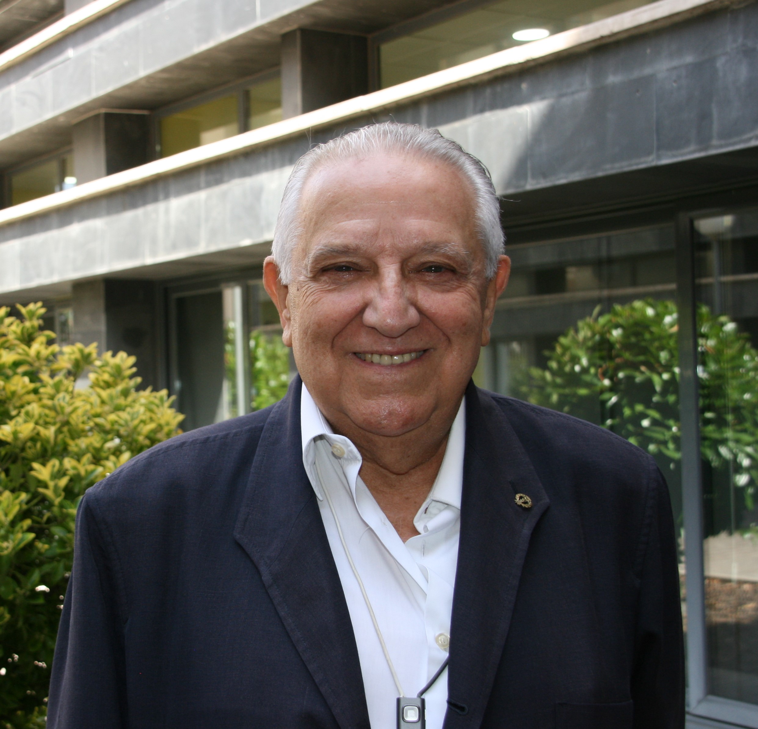 Pedro Cuesta en un exterior con zona verde