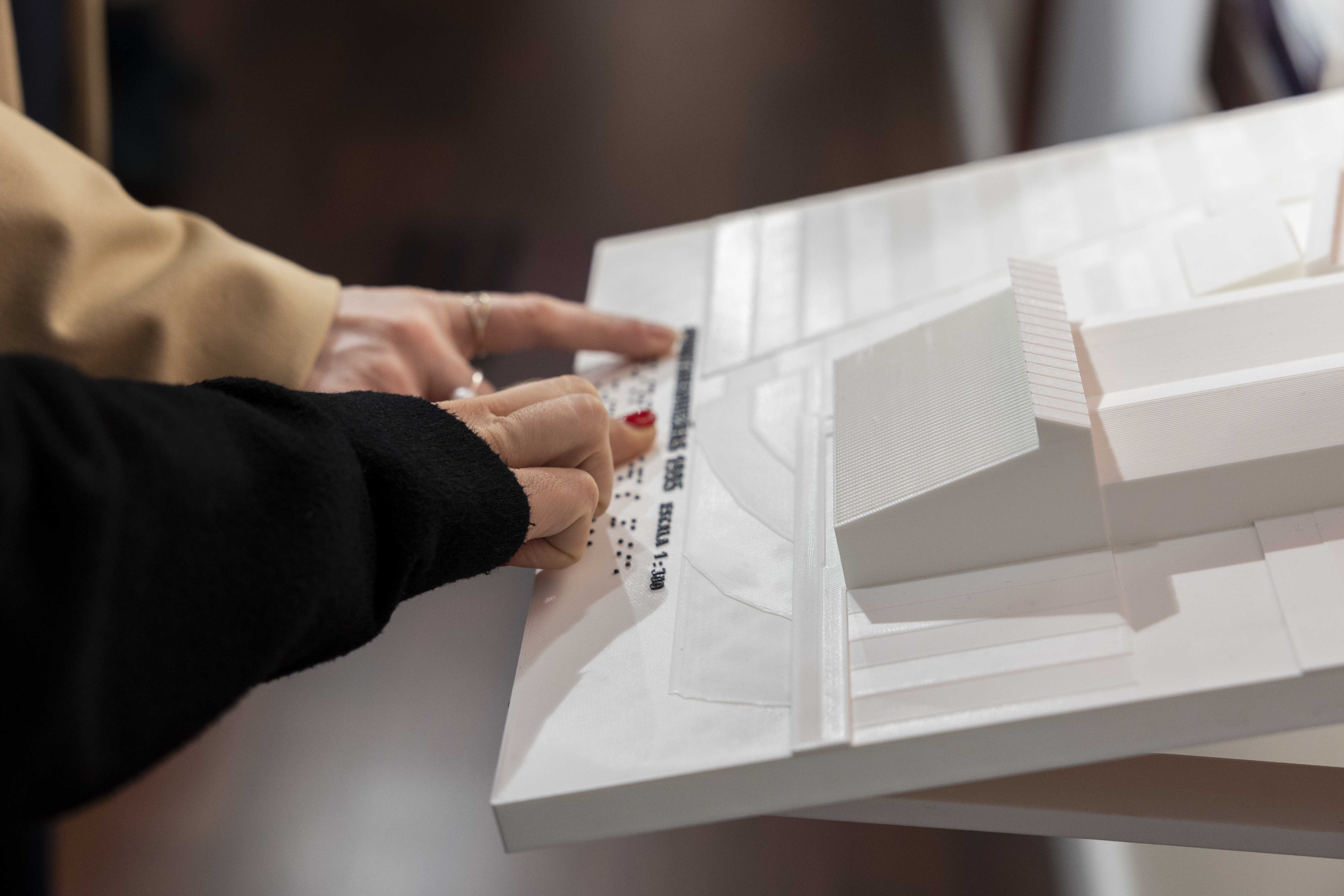 Imagen de una maqueta de un edificio construido por el estudio de Paloma, expuesta en la sala Cambio de Sentido de Fundación ONCE 