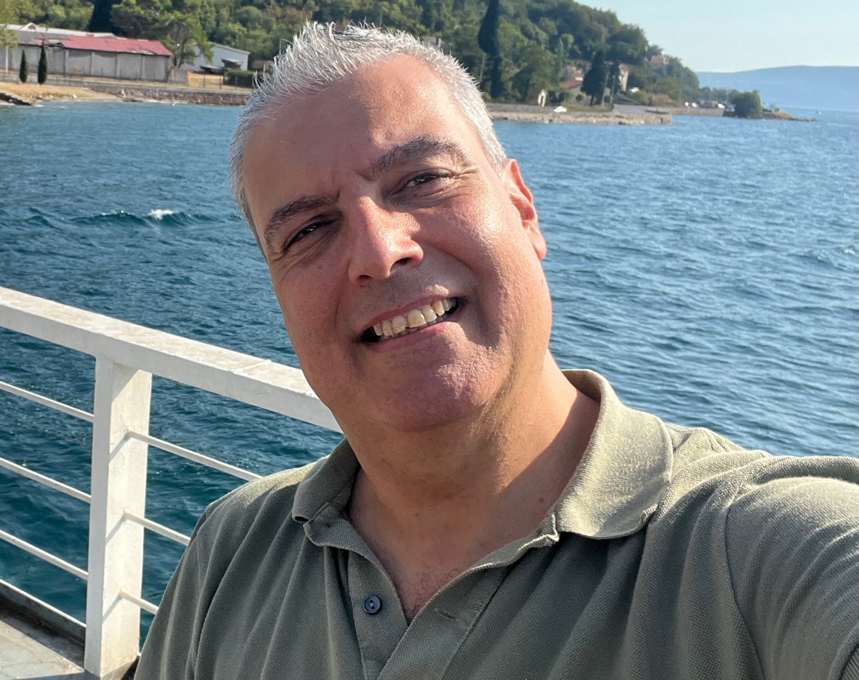 Javier Alvite sonriente de espaldas al mar