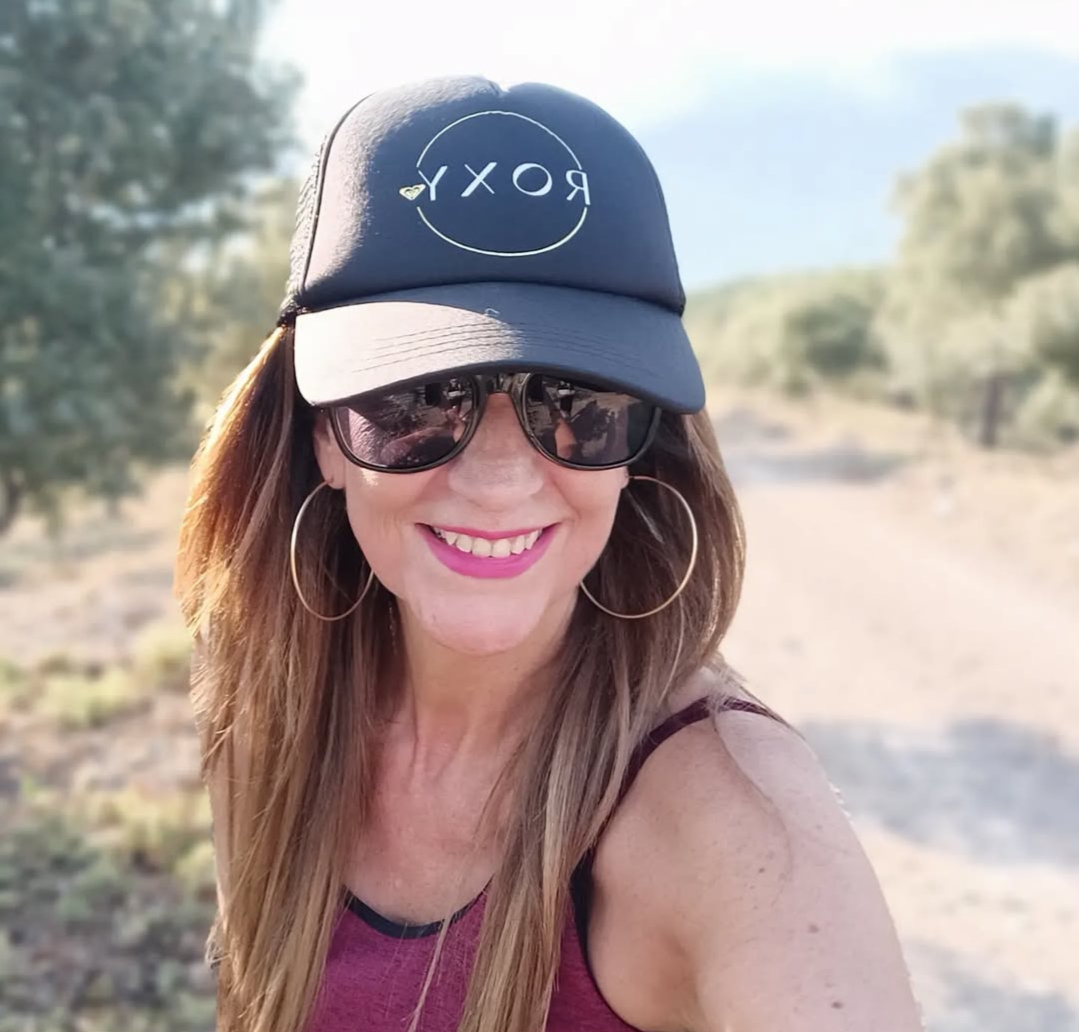 Foto de Eva sonriente con gorra y gafas de sol