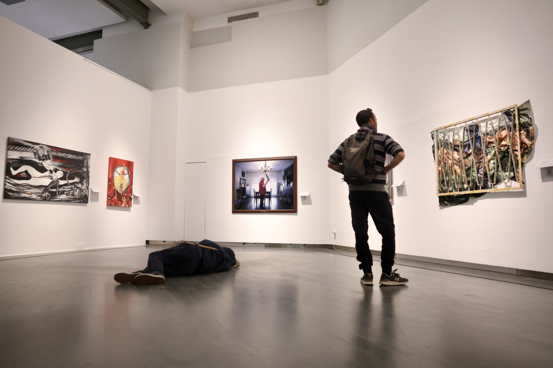 Hombre observando la exposición