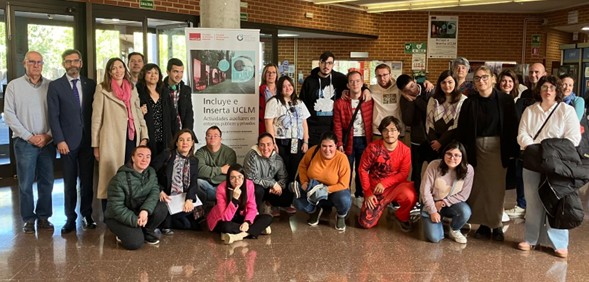 Imagen de grupo de alumnos y profesores