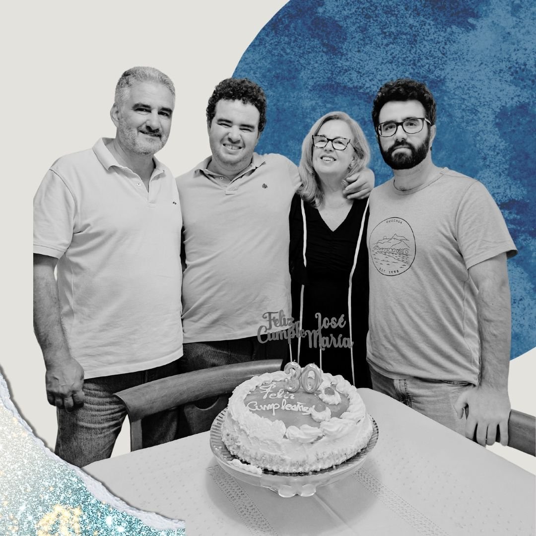 Foto en blanco y negro de José María y su familia ante una tarta