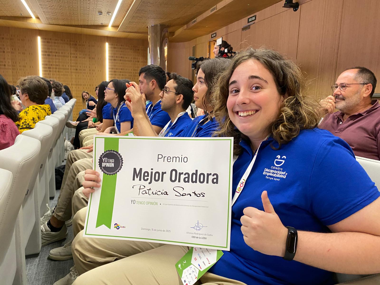 Imagen de Patricia enseñando el diploma de 'Mejor oradora'