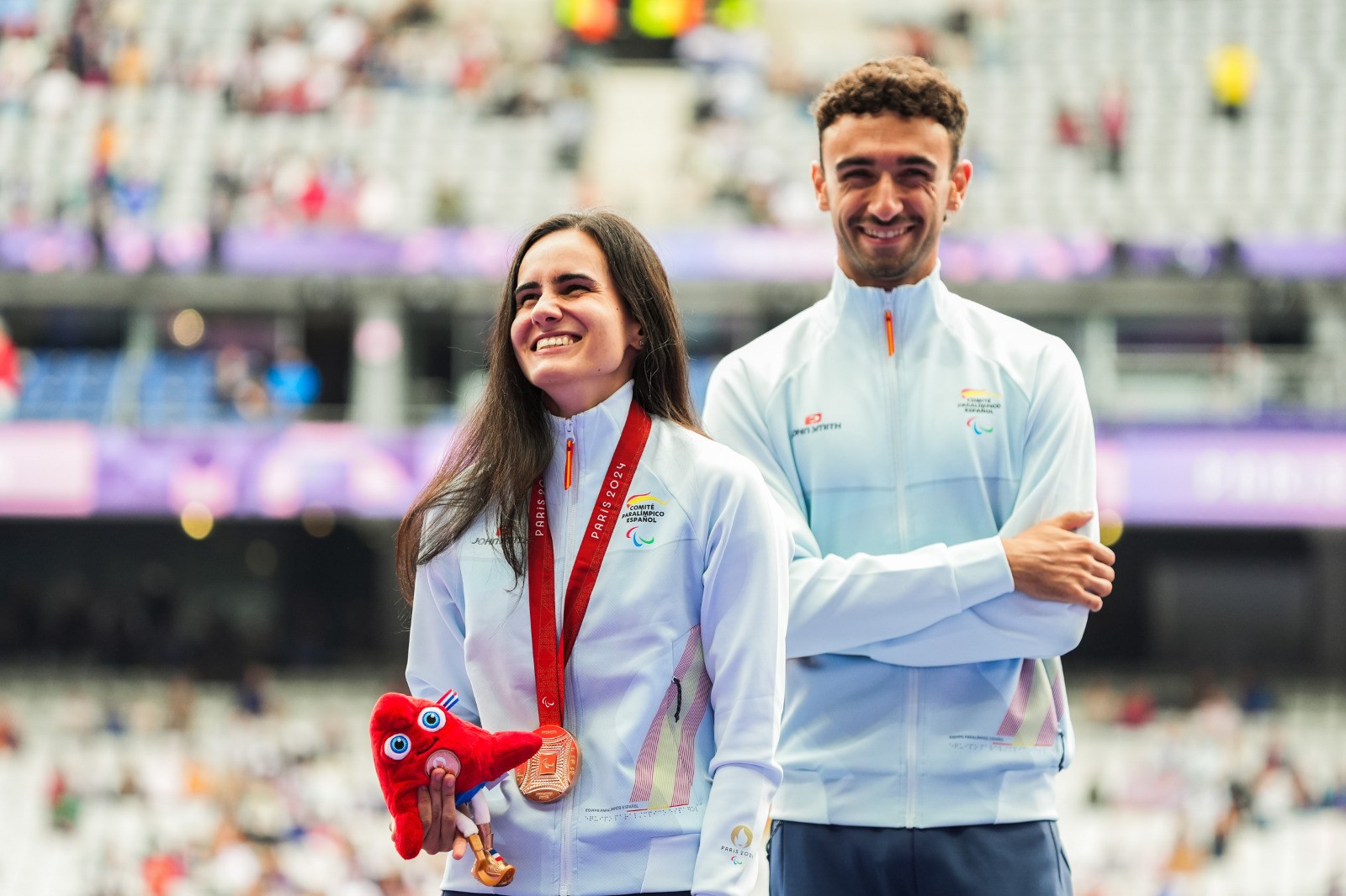 Foto de Alba, junto a su entrenador, posando con la medalla 