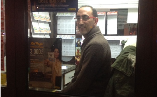 El autor del post en su kiosco de la ONCE