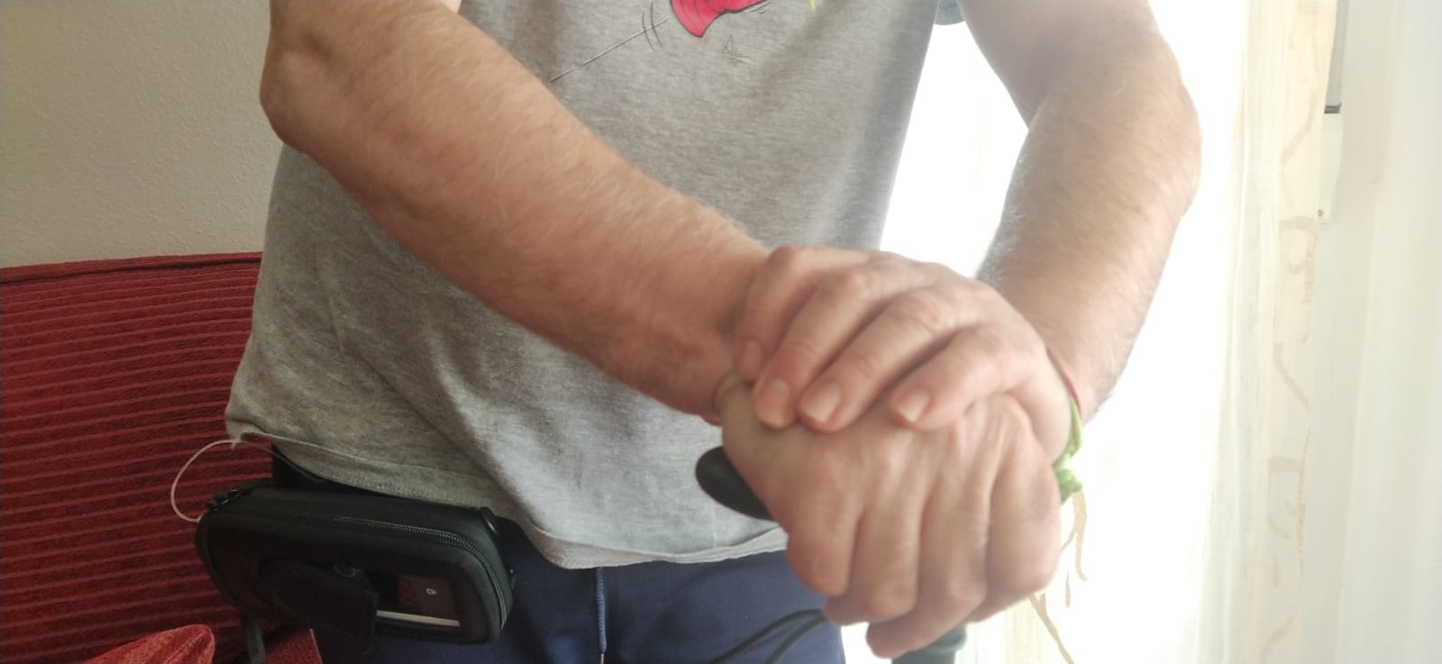 Foto en la que se ve unas manos apoyadas en un bastón