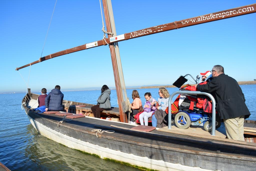 Foto de una barca accesible con personas con y sin discapacidad