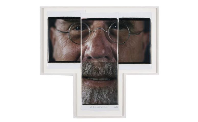 Obra de Close Chuck en la que se ve una cara dividida en tres partes de un hombre con bigote