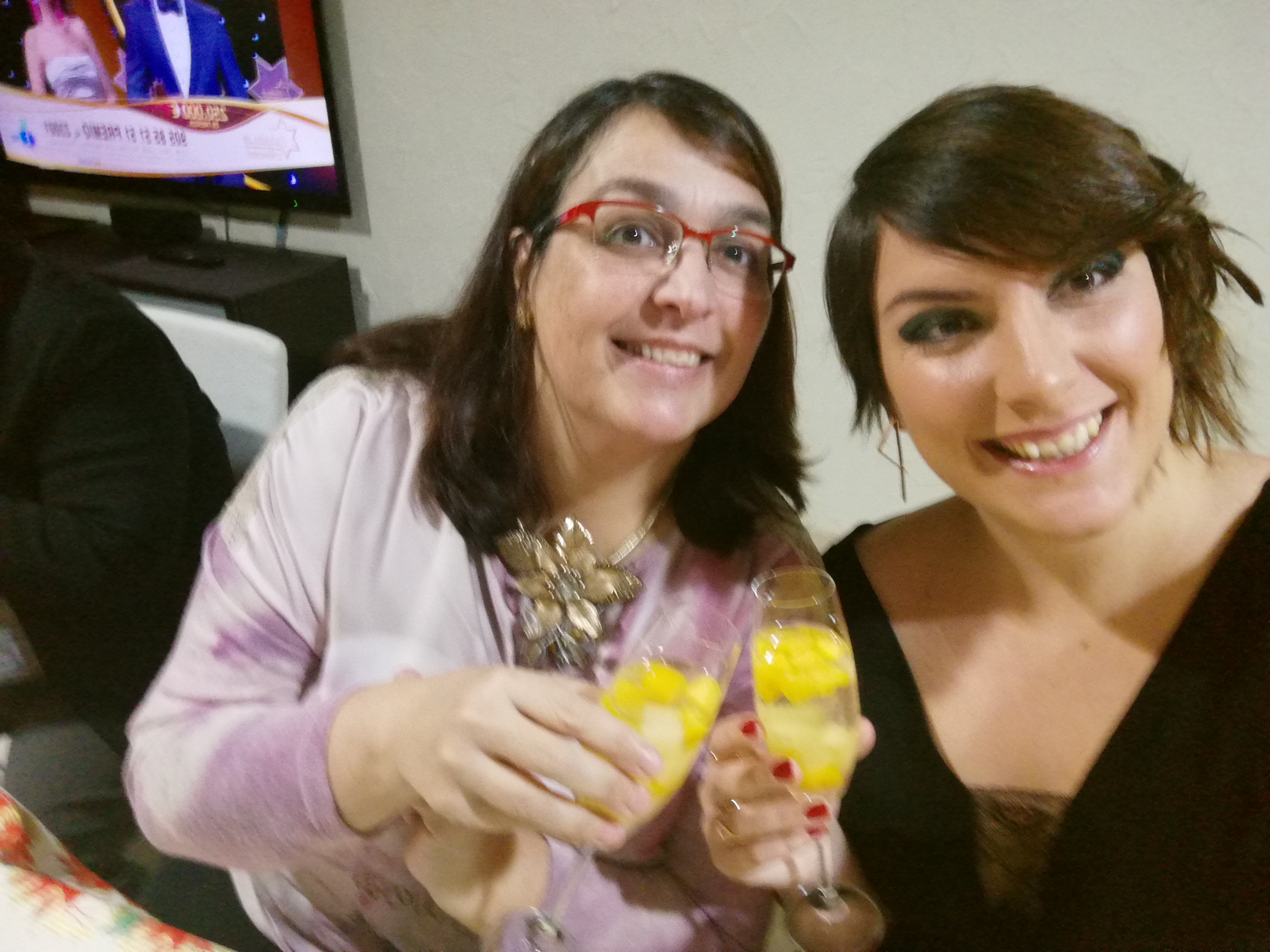 Charo brindando con su hija