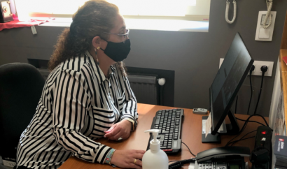 Foto de estela en su puesto de trabajo