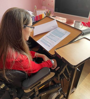Foto de María estudiando en una mesa con ordenador 