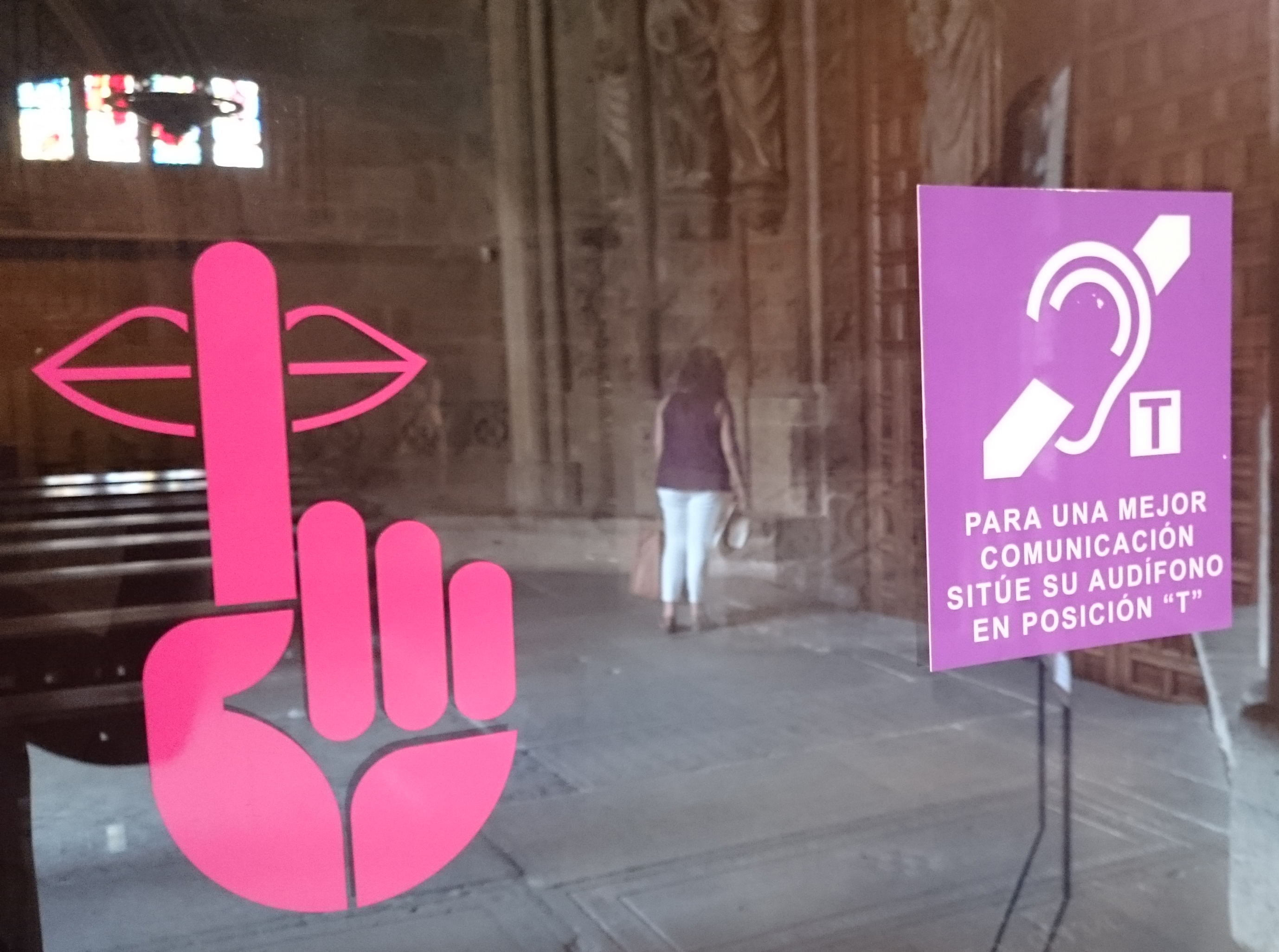 Cartel informativo de la existencia de bucle magnético en el interior de una catedral