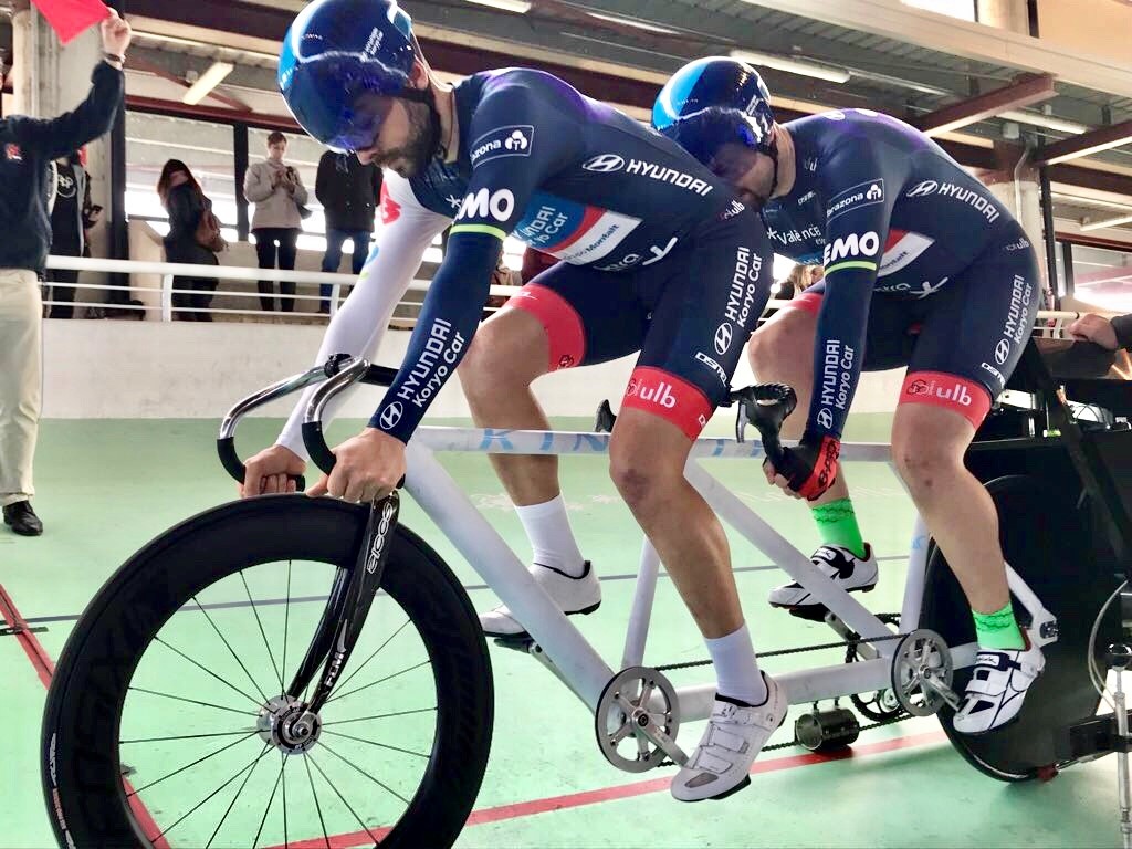 Miguel Ángel practicando ciclismo 