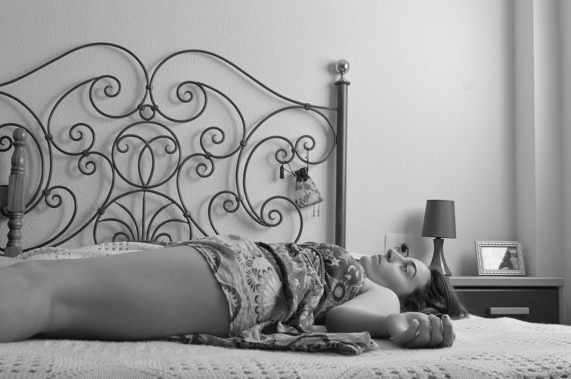Imagen en blanco y negro de una chica tumbada en la cama