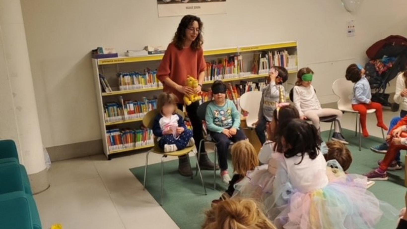 Foto de una actividad con niños en la Biblioteca Luis Rosales 