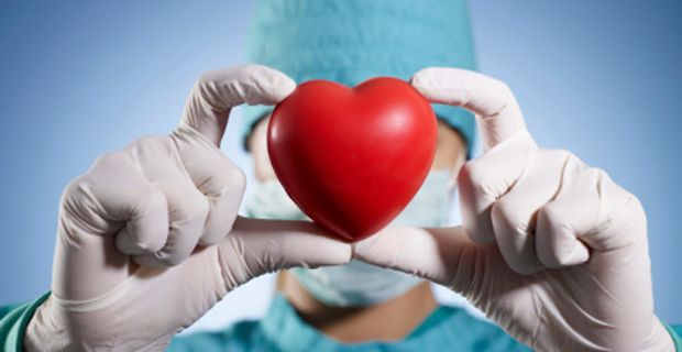 Manos de un cirujano sujetando un corazón antiestrés 