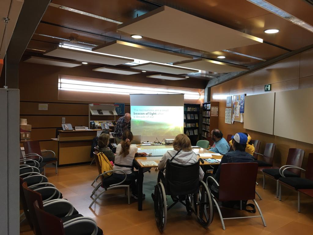 Grupo de personas trabajando alrededor de la mesa de la biblioteca