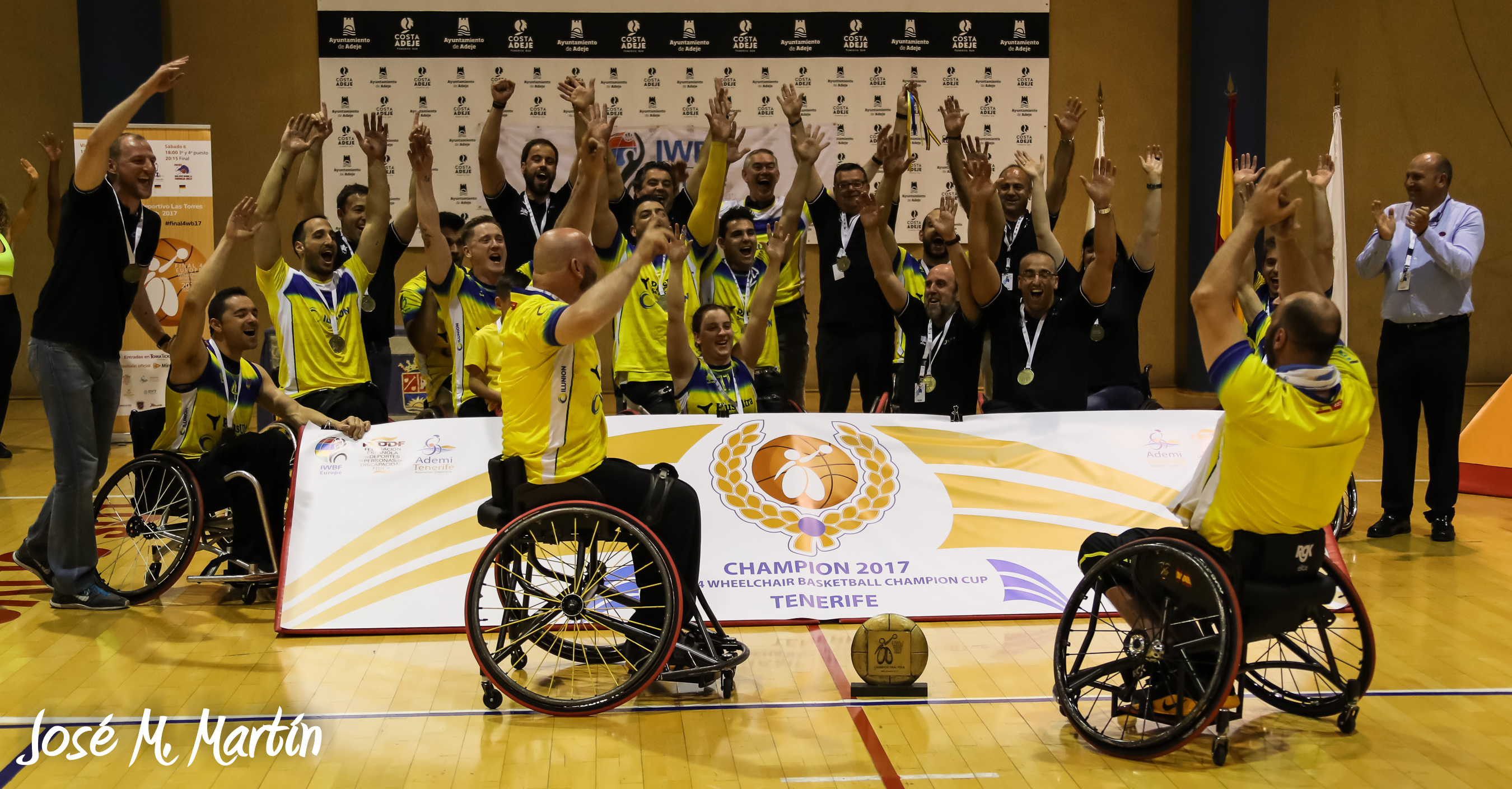 Foto del CD ILUNION tras ganar la Final Four de la Champions Cub en Tenerife