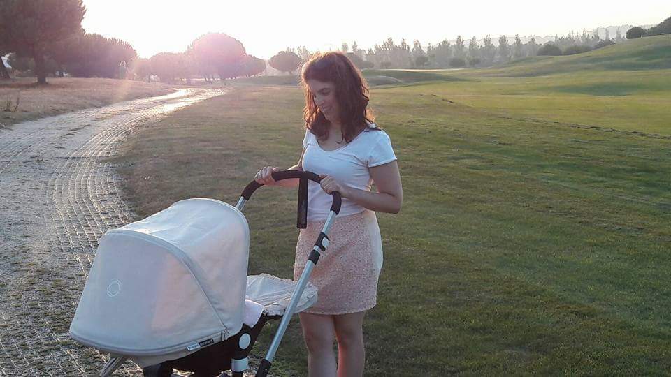 Mercedes llevando el carrito de su hija