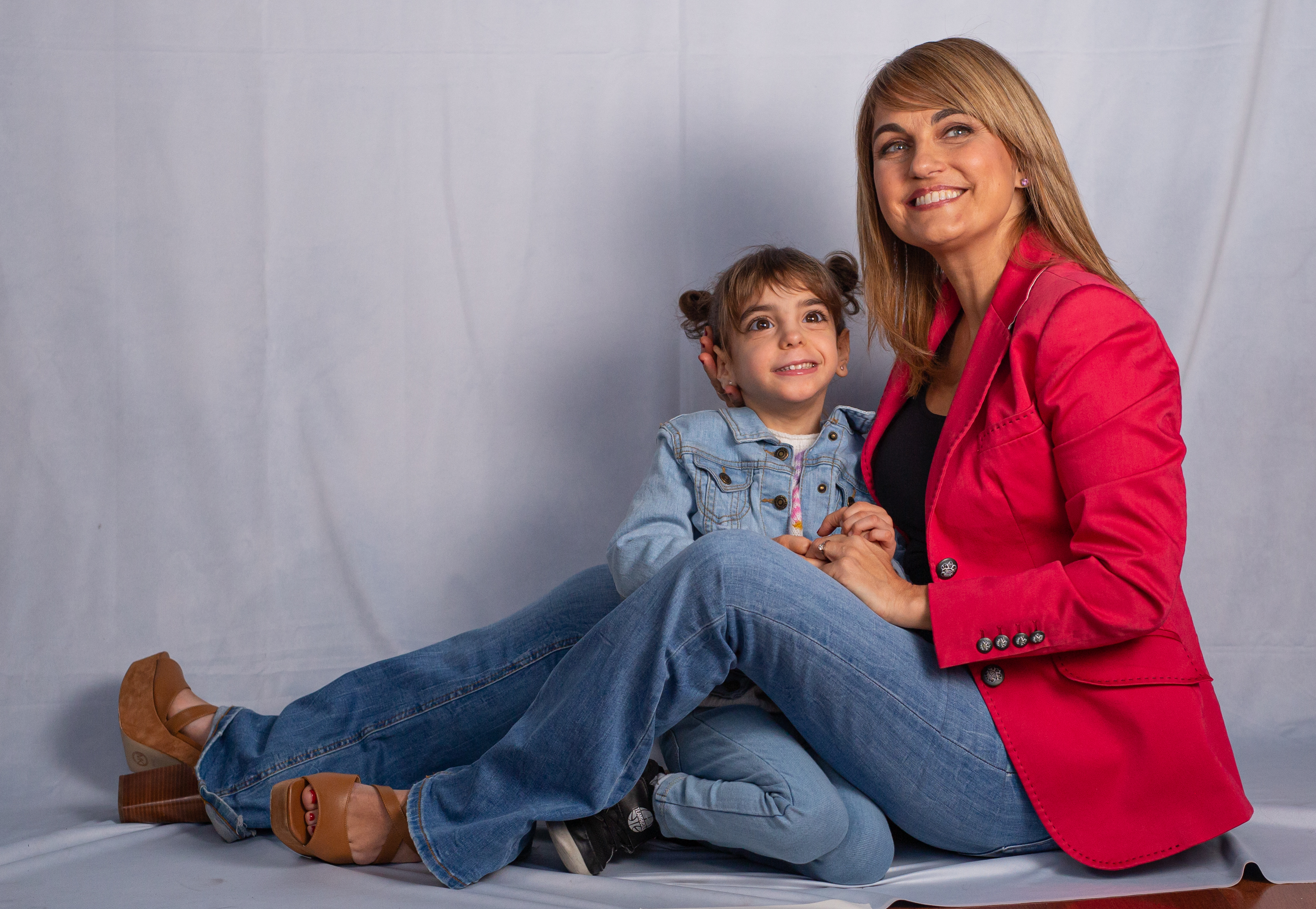 Elena y Paula, sentadas en el suelo