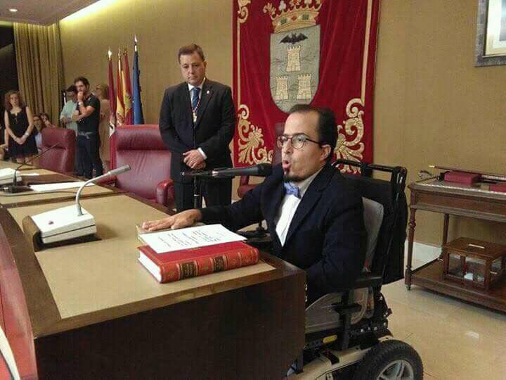 Imagen de Federico Pozuelo sentado ante un micrófono
