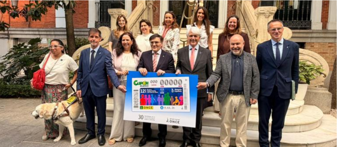 Foto de familia en el acto de presentación del cupón dedicado al  Día de la Justicia Gratuita y del Turno de Oficio
