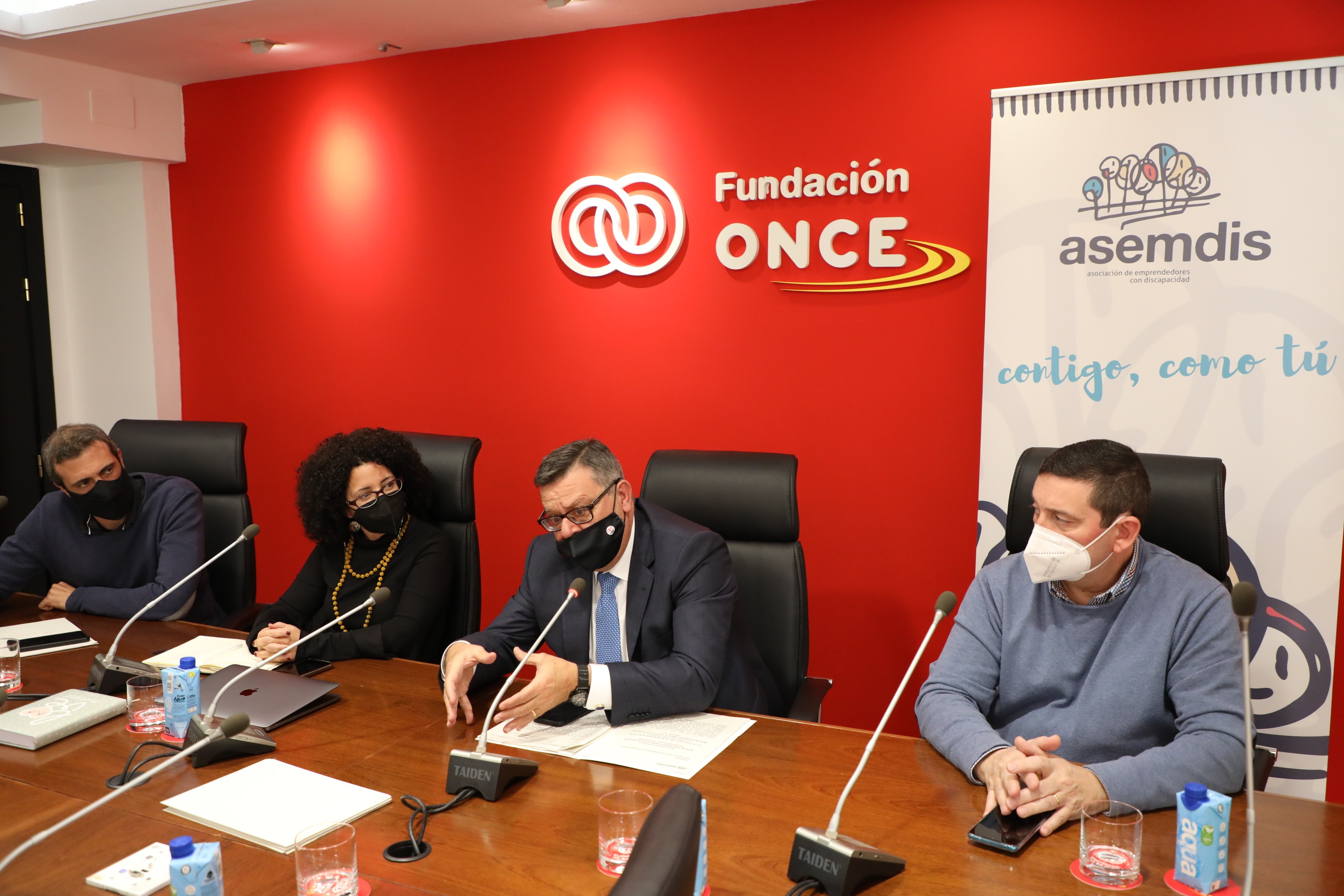 Miembros de ASEMDIS en la presentación de la asociación 