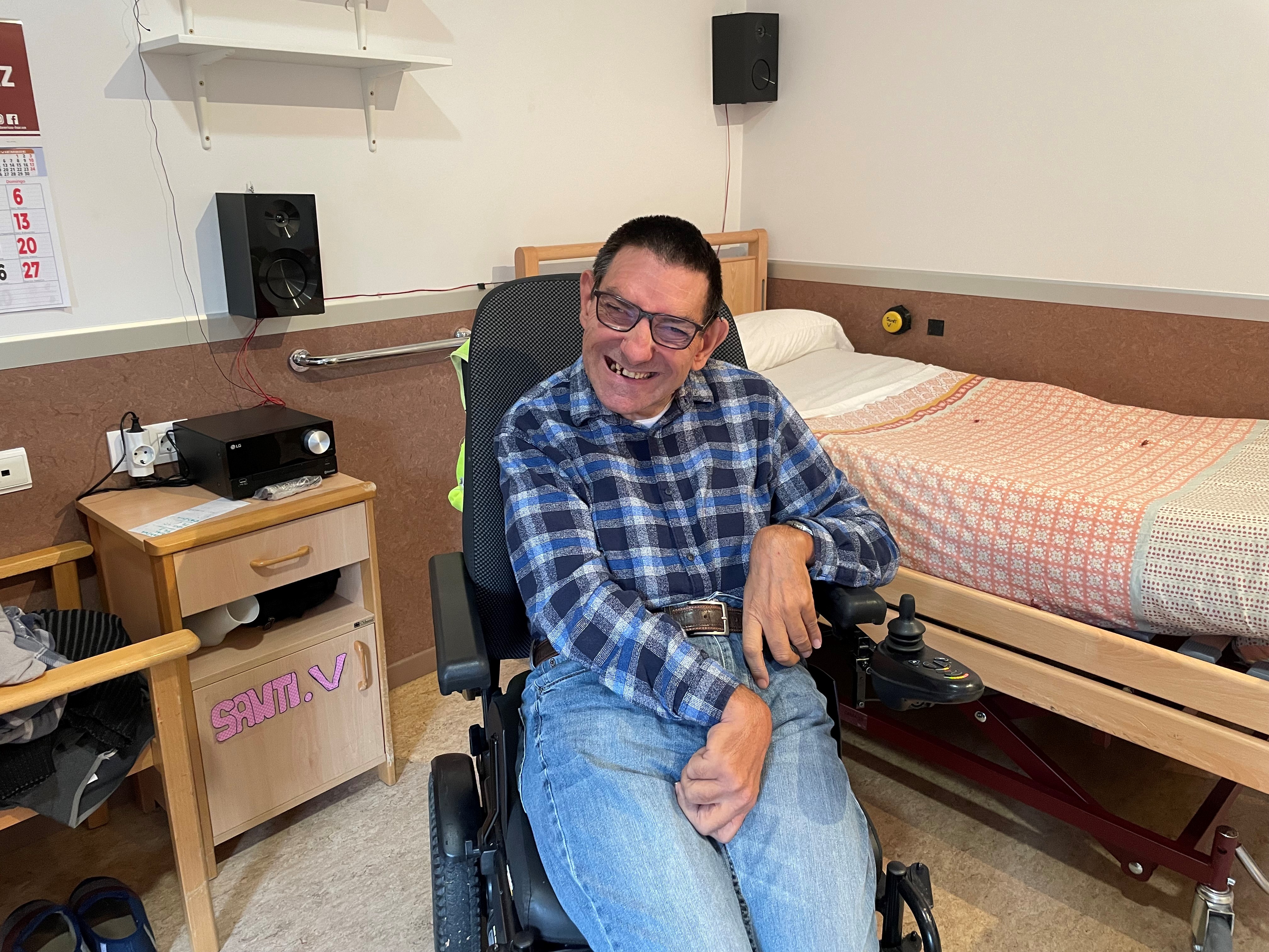 Imagen de Santi en su habitación