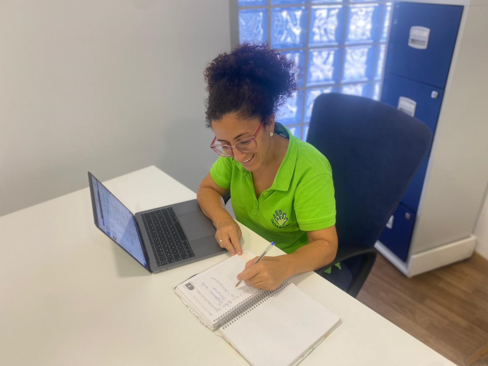 Lidia, trabajando en su oficina 