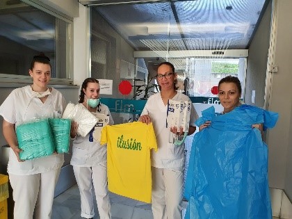 Foto de un grupo de trabajadores de la FLM con una camiseta amarilla que pone Ilusión