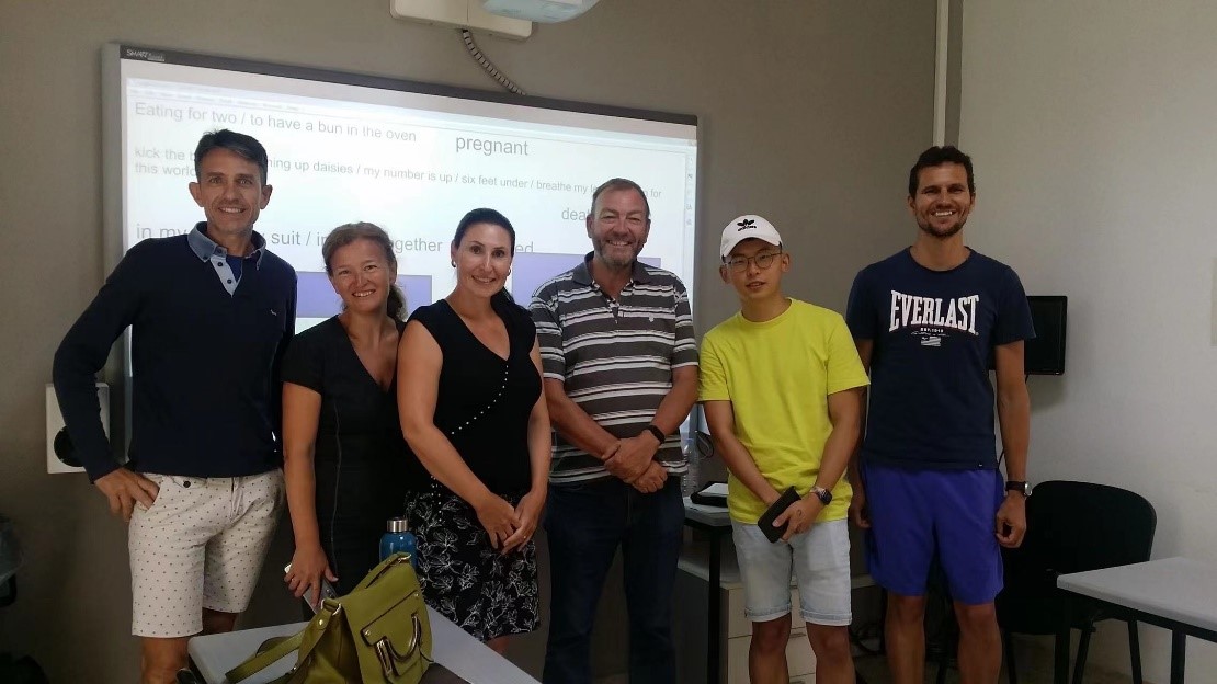Bo Sun con más estudiantes en una foto de grupo
